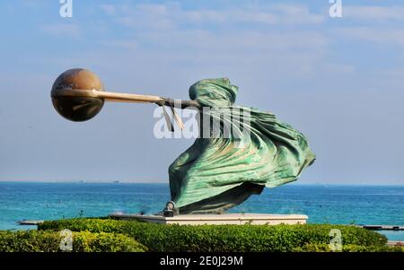 Una statua in bronzo di ' forza della natura - 2' nel villaggio di Katara a Doha, Qatar Foto Stock