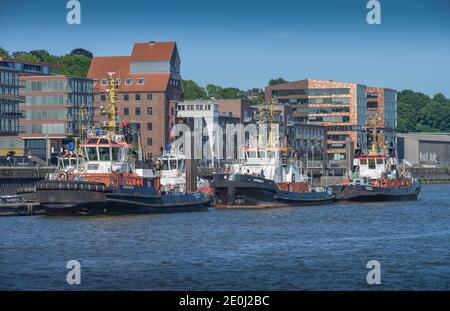 Schleppschiffe, Neue Schlepperbruecke, Neumuehlen, Amburgo, Deutschland Foto Stock