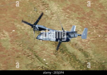 USAF CV-22 Aereomobile tiltrotor Osprey che vola nella zona 'mach loop' del Galles, Regno Unito. Foto Stock