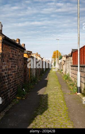 Vicolo dietro le case a schiera a Stoke-on-Trent, Regno Unito. Tipico di molte città e città urbane degli inizi del XX secolo Foto Stock