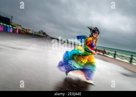 Brighton, 28 maggio 2008: Natasha Khan, cantante con Bat for Lashes, indossa un vestito Alexander McQueen sul lungomare di Hove durante una tempesta Foto Stock