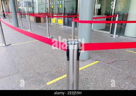 Percorsi vuoti delimitati da una barra multifunzione rossa. Cassetta di sicurezza in aeroporto. Foto Stock