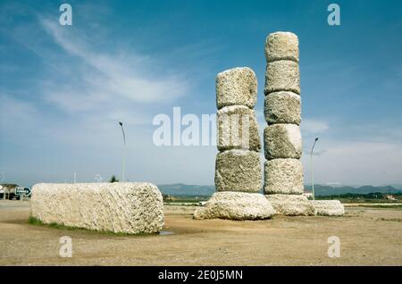 Frejus - importante città del mercato romano nel sud-est della Francia con molti resti architettonici impressionanti. Colonne di pietra. Scansione di archivio da un vetrino. Aprile 1971. Foto Stock