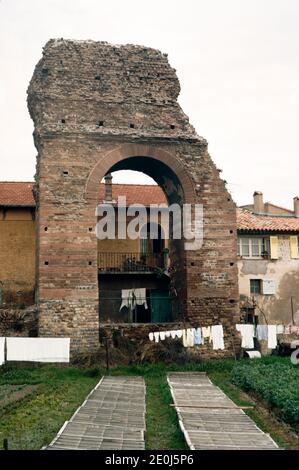 Frejus - importante città del mercato romano nel sud-est della Francia con molti resti architettonici impressionanti. Porte Doree. Scansione di archivio da un vetrino. Aprile 1971. Foto Stock