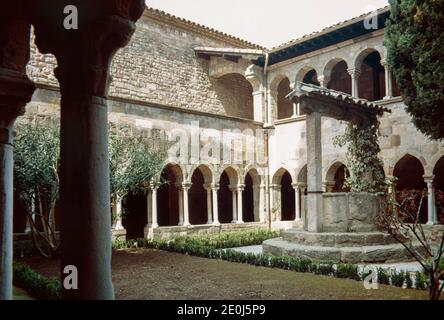 Frejus - importante città del mercato romano nel sud-est della Francia con molti resti architettonici impressionanti. Chiostri degli edifici episcopali. Scansione di archivio da un vetrino. Aprile 1971. Foto Stock