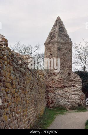 Frejus - importante città del mercato romano nel sud-est della Francia con molti resti architettonici impressionanti. Lanterne Auguste - Faro romano. Scansione di archivio da un vetrino. Aprile 1971. Foto Stock