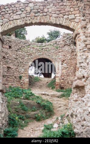 Frejus - importante città del mercato romano nel sud-est della Francia con molti resti architettonici impressionanti. Rovine di una cittadella su Butte Saint-Antoine. Scansione di archivio da un vetrino. Aprile 1971. Foto Stock