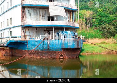 la vecchia nave grande arrugginita si trova nel torrente. Fuori servizio. Concetto di viaggi e crociere Foto Stock