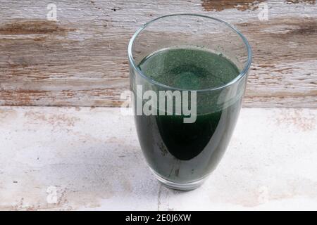supplemento dietetico di erba di orzo verde in un bicchiere d'acqua Foto Stock