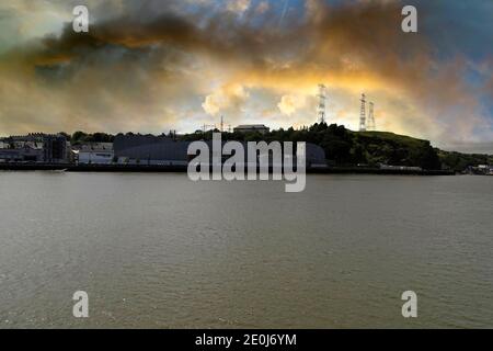 Vista panoramica della città di Waterford attraverso il fiume Suir, Irlanda Foto Stock