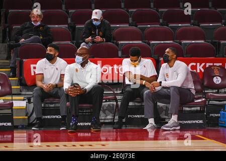 Il personale di coaching dei Trojans della California meridionale si siede socialmente lontano e con maschere facciali durante una partita di basket NCAA contro i buffaloes del Colorado, gio Foto Stock