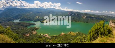 Vista panoramica completa del lago artificiale di Sau dalle scogliere di Tavertet, Catalogna, Spagna Foto Stock