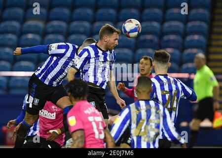 SHEFFIELD, INGHILTERRA. GENNAIO 1 Tom Lees di Sheffield Mercoledì testa la palla in chiaro durante la partita Sky Bet Championship tra Sheffield Mercoledì e Derby County a Hillsborough, Sheffield Venerdì 1 gennaio 2021. (Credit: Jon Hobley | MI News) Credit: MI News & Sport /Alamy Live News Foto Stock