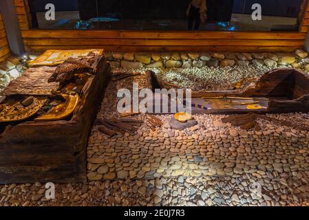 GYEONGJU, COREA, 31 OTTOBRE 2019: Interno della tomba di Cheonmachong al parco di Tumuli a Gyeongju, Repubblica di Corea Foto Stock