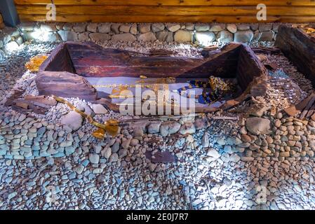 GYEONGJU, COREA, 31 OTTOBRE 2019: Interno della tomba di Cheonmachong al parco di Tumuli a Gyeongju, Repubblica di Corea Foto Stock