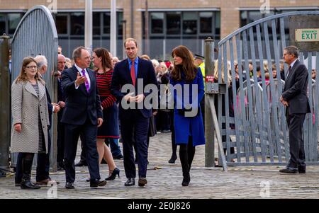 Il 23 ottobre 2015 il Duca e la Duchessa di Cambridge fecero la loro visita ufficiale reale a Dundee la Città della scoperta. La coppia reale il principe William e Kate Middleton arrivarono al Discovery Point per un breve tour della nave di spedizione antartica del Capitano Scott nel 1912, la RRS Discovery a Dundee, Scozia, Regno Unito Foto Stock