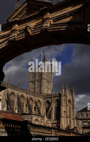 Bath Abbey vista da sotto il ponte su York Street Nella storica città di Bath in Somerset.England.UK Foto Stock