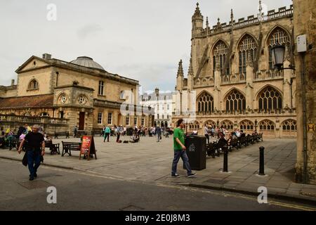 Il cortile sul lato sud dell'Abbazia di Bath con le Terme Romane sulla sinistra nella storica Città di Bath, Somerset. Inghilterra.UK Foto Stock