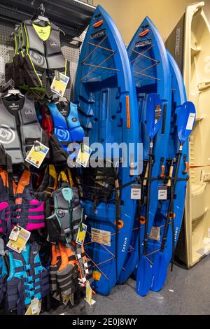 Giacche per kayak e kayak in mostra, Dick's Sporting Goods, Columbia Mall, Kennewick, Washington Sate, USA Foto Stock