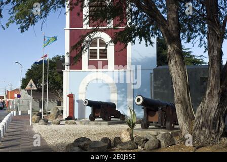 All'esterno di Fort Zoutman, a Oranjestad, si trova un cannone, costruito nel 1798, la struttura più antica di Aruba. Foto Stock