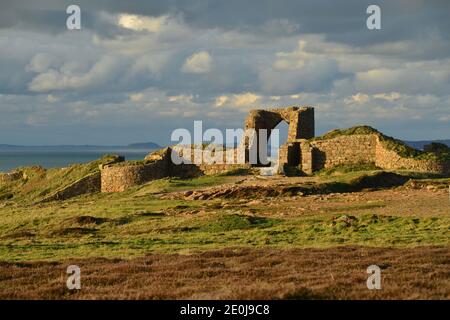 Castello di Gronez, Jersey, Regno Unito 12 ° secolo rovina su una scogliera costiera con isole vicine in inverno. Foto Stock