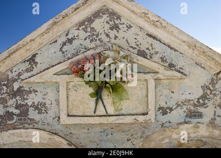 I fiori decorano le cripte nel cimitero vicino alla storica e colorata Chiesa cattolica di Sant'Anna, Noord, Aruba. Foto Stock