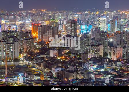 DAEGU, COREA, 28 OTTOBRE 2019: Vista aerea notturna del centro di Daegu, Repubblica di Corea Foto Stock