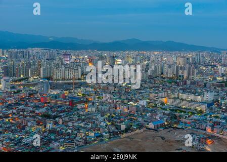 DAEGU, COREA, 28 OTTOBRE 2019: Vista aerea notturna del centro di Daegu, Repubblica di Corea Foto Stock