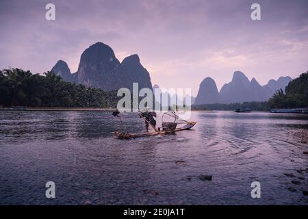 La Cina cormorana pesca il fiume li al tramonto Foto Stock