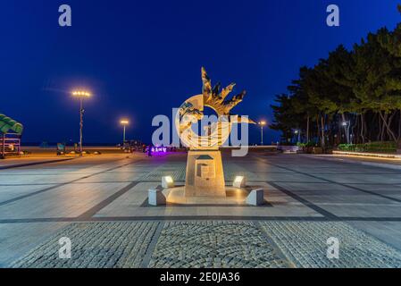 SOKCHO, COREA, 27 OTTOBRE 2019: Vista notturna di una scultura sul mare di Sokcho, Repubblica di Corea Foto Stock