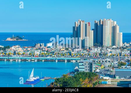 SOKCHO, COREA, 27 OTTOBRE 2019: Mare di Sokcho con l'isola di Cho-do, Repubblica di Corea Foto Stock