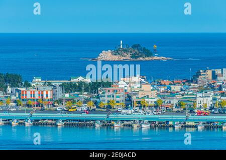 SOKCHO, COREA, 27 OTTOBRE 2019: Mare di Sokcho con l'isola di Cho-do, Repubblica di Corea Foto Stock