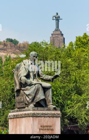 Statua di Alexander Spendiaryan in Piazza della libertà, Madre Armenia in lontananza, Yerevan, Armenia Foto Stock