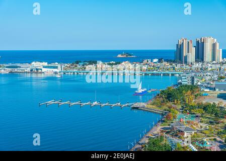 SOKCHO, COREA, 27 OTTOBRE 2019: Mare di Sokcho con l'isola di Cho-do, Repubblica di Corea Foto Stock