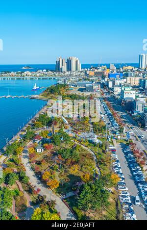 SOKCHO, COREA, 27 OTTOBRE 2019: Vista aerea della passeggiata lungo il lago Cheongchoho, Repubblica di Corea Foto Stock