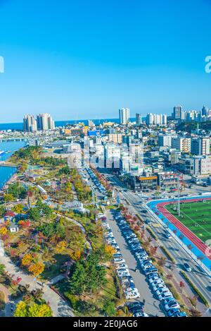 SOKCHO, COREA, 27 OTTOBRE 2019: Vista aerea della passeggiata lungo il lago Cheongchoho, Repubblica di Corea Foto Stock