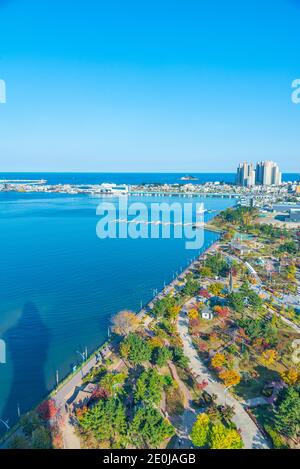 SOKCHO, COREA, 27 OTTOBRE 2019: Vista aerea della passeggiata lungo il lago Cheongchoho, Repubblica di Corea Foto Stock