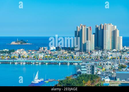 SOKCHO, COREA, 27 OTTOBRE 2019: Mare di Sokcho con l'isola di Cho-do, Repubblica di Corea Foto Stock