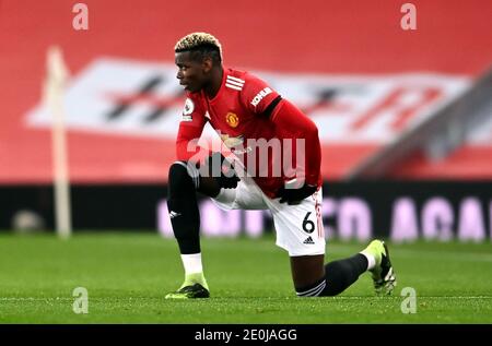 Paul Poggiba di Manchester United prende un ginocchio durante la partita della Premier League a Old Trafford, Manchester. Foto Stock