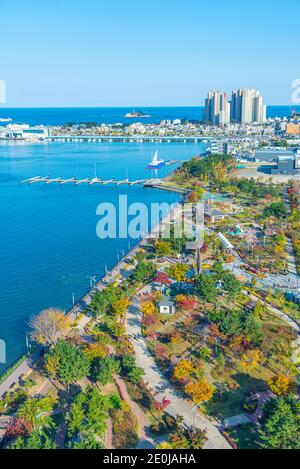 SOKCHO, COREA, 27 OTTOBRE 2019: Vista aerea della passeggiata lungo il lago Cheongchoho, Repubblica di Corea Foto Stock