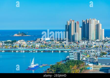 SOKCHO, COREA, 27 OTTOBRE 2019: Mare di Sokcho con l'isola di Cho-do, Repubblica di Corea Foto Stock