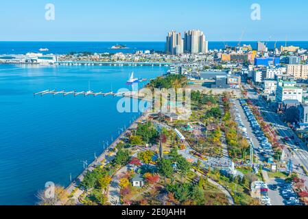 SOKCHO, COREA, 27 OTTOBRE 2019: Vista aerea della passeggiata lungo il lago Cheongchoho, Repubblica di Corea Foto Stock