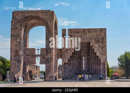 Porta di San Gregorio e altare all'aperto al complesso della sede Madre di Santa Etchmiadzin, la chiesa madre della Chiesa Apostolica Armena, UNES Foto Stock