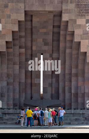 Turisti all'altare all'aperto accanto alla porta di San Gregorio, presso il complesso della sede Madre di Santa Etchmiadzin, la chiesa madre dell'AP armeno Foto Stock