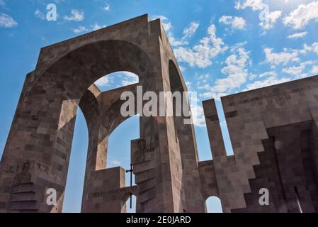 Porta di San Gregorio al complesso della sede Madre di Santa Etchmiadzin, la chiesa madre della Chiesa Apostolica Armena, Patrimonio dell'Umanità dell'UNESCO Foto Stock