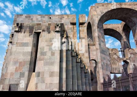 Porta di San Gregorio al complesso della sede Madre di Santa Etchmiadzin, la chiesa madre della Chiesa Apostolica Armena, Patrimonio dell'Umanità dell'UNESCO Foto Stock