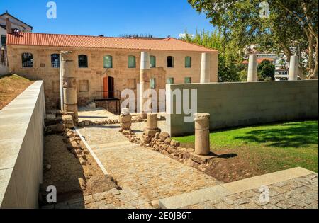 São Pedro do sul, Portogallo - 5 agosto 2020: Vista sulla facciata e l'esterno dell'edificio della spa romana o D. Afonso Henriques spa. Foto Stock