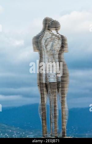 Facendo l'amore monumento, Ali & Nino, sulla costa del Mar Caspio, le figure si muovono l'una verso l'altra e si fondono in un pezzo ogni dieci minuti, Batu Foto Stock