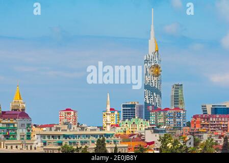 Paesaggio urbano dominato dalla Torre dell'Università tecnologica di Batumi con una ruota panoramica costruita nella facciata, Batumi, Georgia Foto Stock