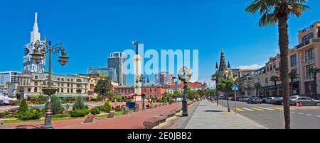 Torre dell'Università tecnologica di Batumi con una ruota panoramica costruita nella facciata (a sinistra), la statua di Medea che tiene il vello dorato (centrale) e l'edificio con Foto Stock